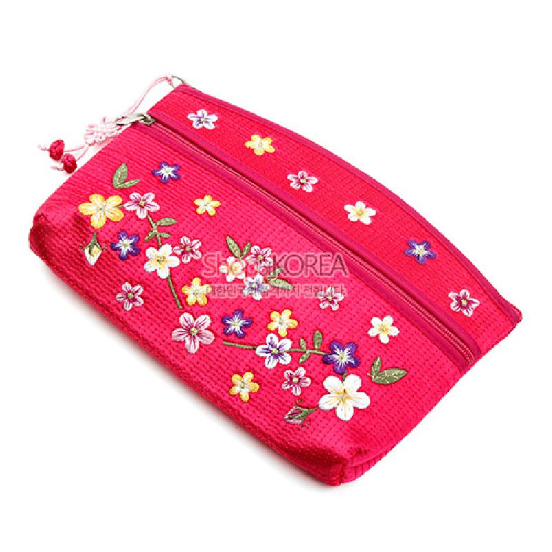 분홍색 비단 재질에 배꽃과 작은 꽃 문양을 다채로운 색 실로 자수 장식한 지퍼형 파우치.