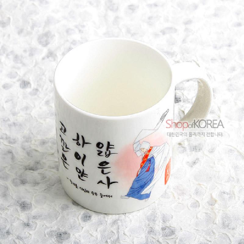 백색 도자 재질에 전통 승무 인물화와 검은 한글 서체가 인쇄된 머그컵. 백색 도자 재질에 전통 승무 인물화와 검은 한글 서체가 인쇄된 머그컵.
