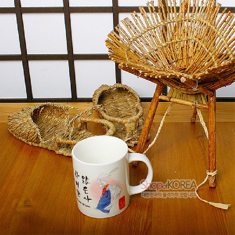 백색 도자 재질에 한국 전통 승무 인물화와 붉은·남색 포인트, 한글 서체 장식이 더해진 머그컵. 백색 도자 재질에 한국 전통 승무 인물화와 붉은·남색 포인트, 한글 서체 장식이 더해진 머그컵.