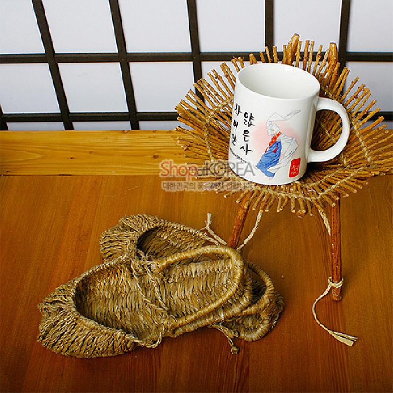 백자 재질의 머그컵에 승무 춤사위를 담은 수묵담채화와 한글 서예가 조화된 디자인. 백자 재질의 머그컵에 승무 춤사위를 담은 수묵담채화와 한글 서예가 조화된 디자인.