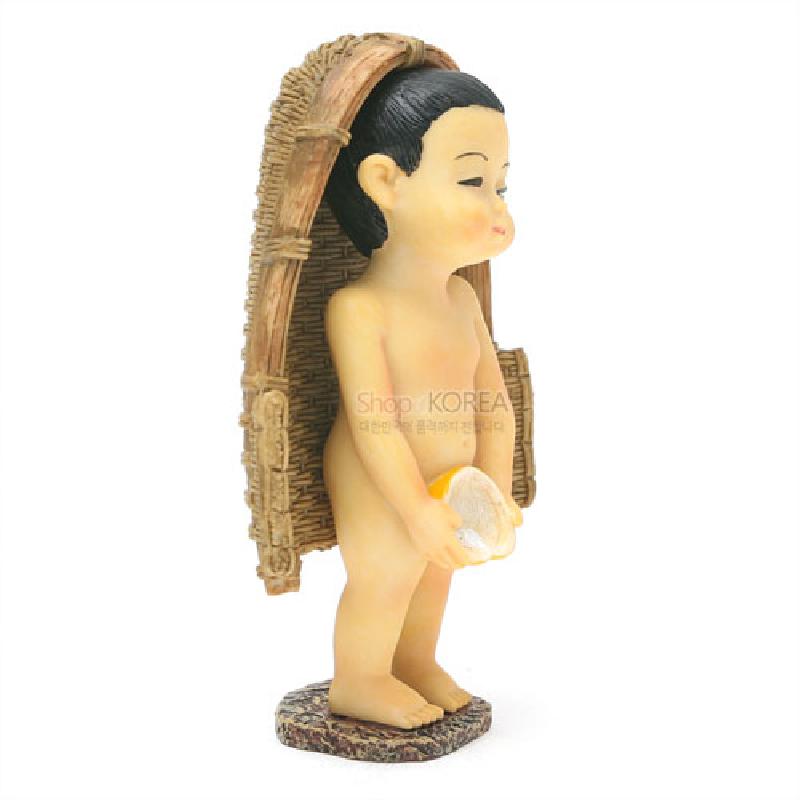 수지 재질로 표현한 전통 소년 조형, 갈색 등짐과 자연석 느낌 받침대가 특징인 인형 장식. 수지 재질로 표현한 전통 소년 조형, 갈색 등짐과 자연석 느낌 받침대가 특징인 인형 장식.