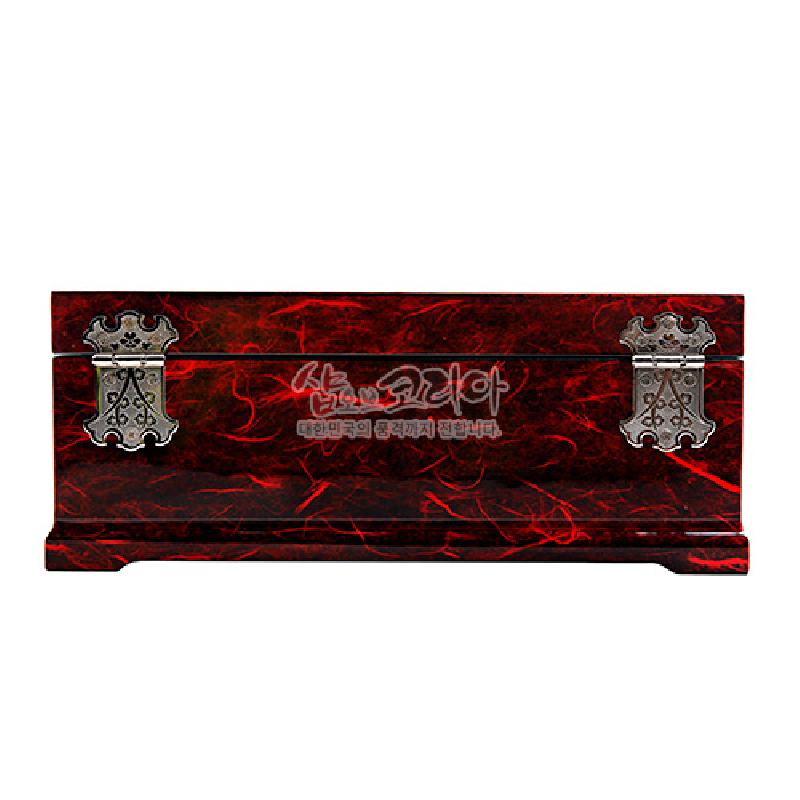 붉은 한지 질감 위에 옻칠 마감과 은색 금속 장석이 대비를 이루는 직사각형 보석함.