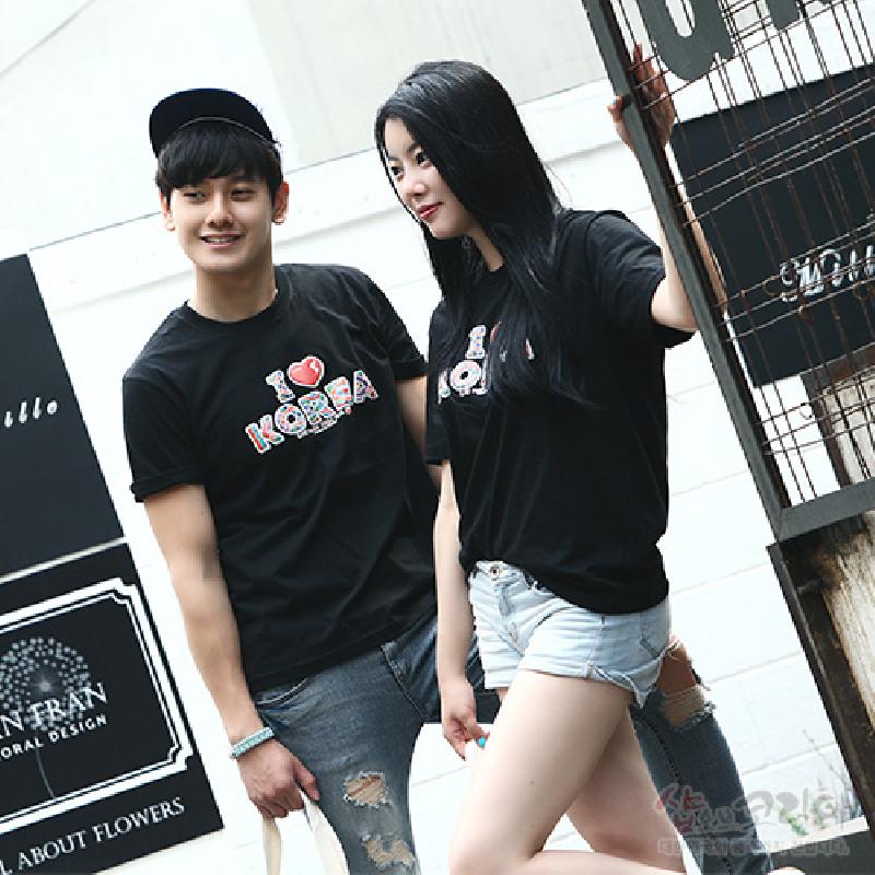 검은색 면 소재에 3D 입체 발포 기법으로 표현된 ‘I ♥ KOREA’ 알파벳과 하트 문양이 특징인 반소매 티셔츠.
