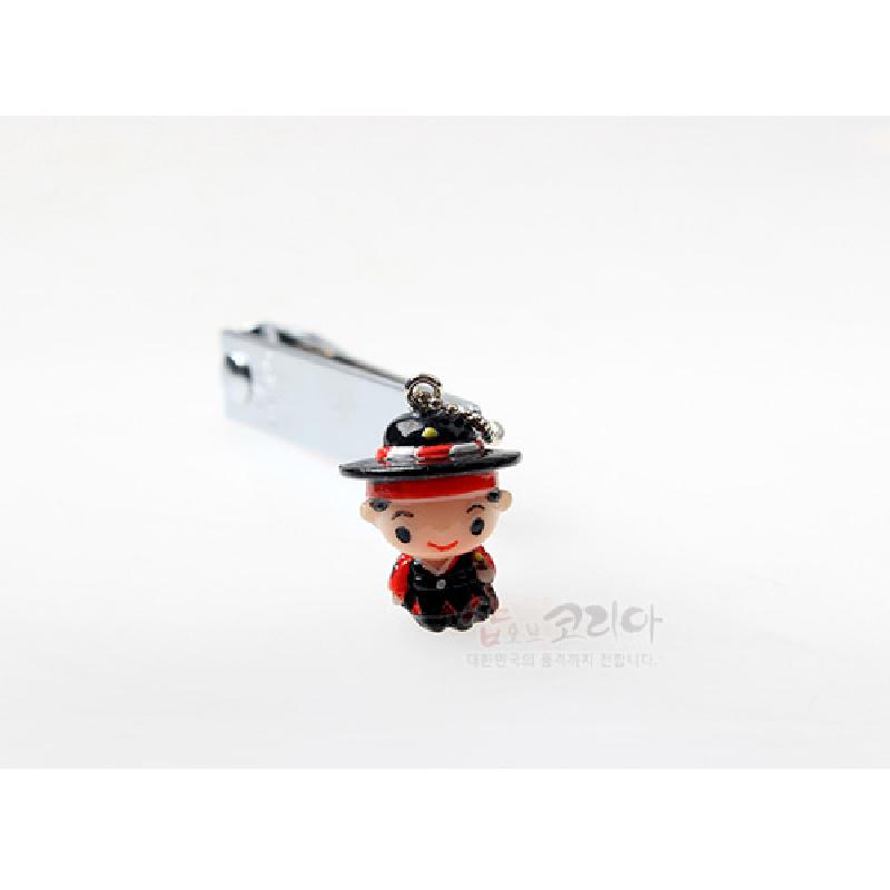 금속 손톱깎이에 달린 전통 복식 캐릭터 금속 참 장식, 검정·빨강 색조가 포인트인 디자인.