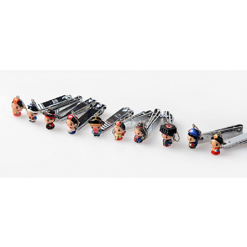 금속 손톱깎이에 한복 차림 장금이와 종사관 캐릭터가 부착된 다채로운 색상의 열쇠고리형 장식.