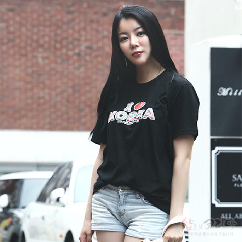 검은색 면 소재 티셔츠에 흰색·붉은색 입체발포 기법으로 표현된 I ♥ KOREA 영문 문자 장식.