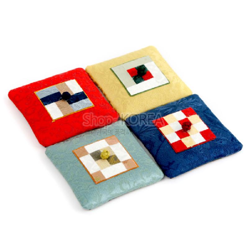 비단 재질에 전통 조각보 패치워크와 꽃잎 모양 매듭 장식을 더한 사각 자석 패드.