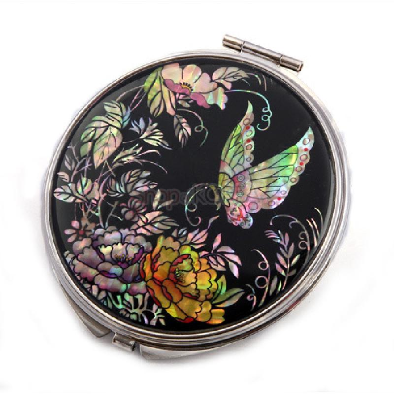 손거울 상단 각도에서 본 모습. 목단꽃과 나비, 잎사귀가 조화롭게 배치된 전통 자개 문양.