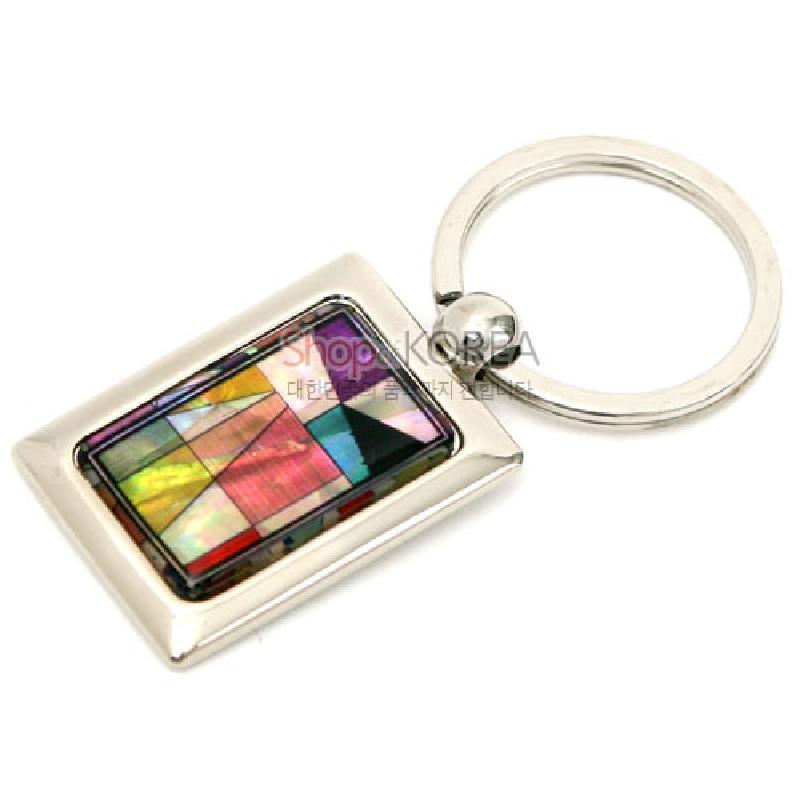 자개 상감 기법으로 조각보 패치워크 문양을 표현한 사각 금속 테두리 열쇠고리.