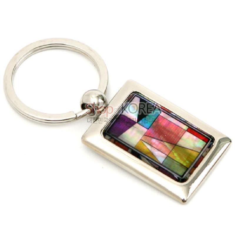 금속 사각 프레임에 다채로운 색감의 자개 조각보 문양을 상감한 열쇠고리.