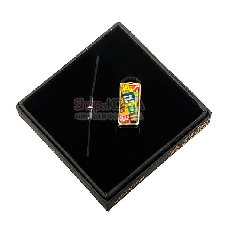 알록달록한 색상의 한글 자모 문양이 인쇄된 금속 재질 USB 메모리 장식.