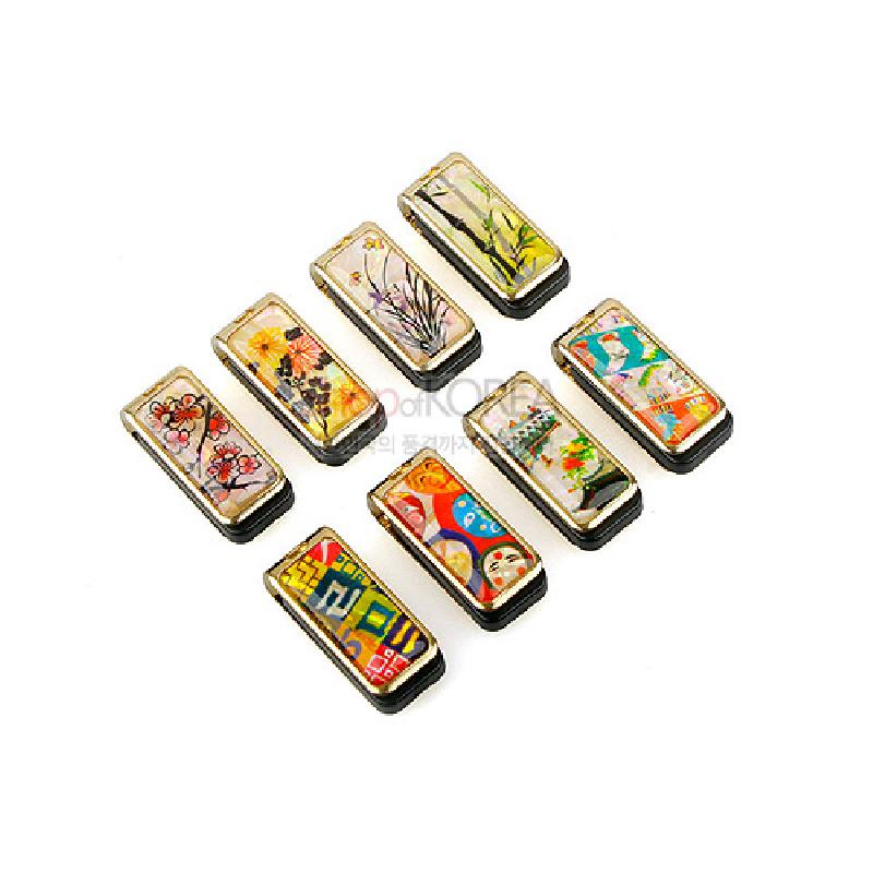 자개 느낌의 광택 있는 표면에 꽃, 한글, 전통 문양을 다채로운 색으로 채색한 직사각형 USB메모리.