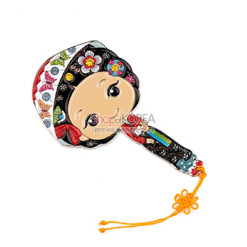 금속 재질에 채색 기법으로 어우동 얼굴을 형상화하고, 꽃과 나비 문양 및 다채로운 색상의 노리개형 매듭 장식이 더해진 손거울.