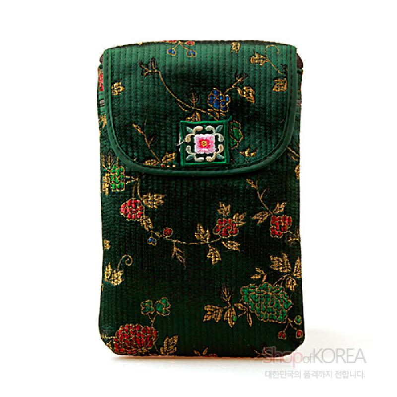 진녹색 누비 비단 위에 금색과 붉은색 꽃넝쿨 문양이 수놓인 자수 장식 스마트 파우치.