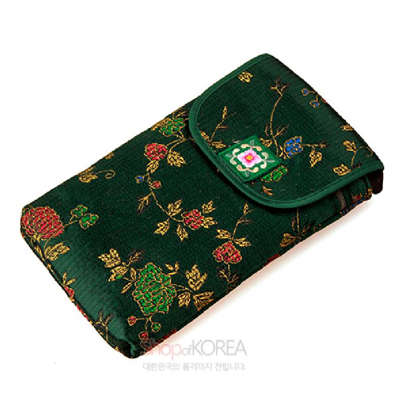 진녹색 누비 원단에 금사로 수놓은 꽃과 덩굴 문양, 자개 장식이 더해진 스마트 파우치.