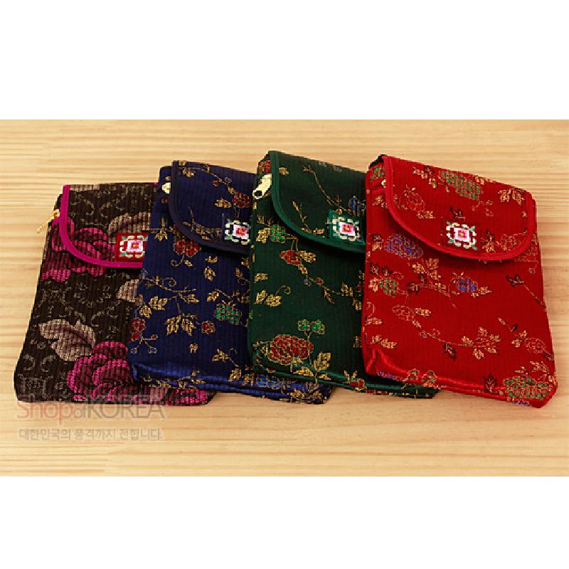 진녹색 비단에 누비 기법을 더하고 꽃과 덩굴 금사 문양을 넣은 자수 스마트 파우치.