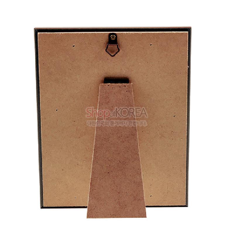 나무 합판 재질의 직사각형 액자 뒷면과 세워 두기용 지지대, 상단 금속 고리가 결합된 구조.