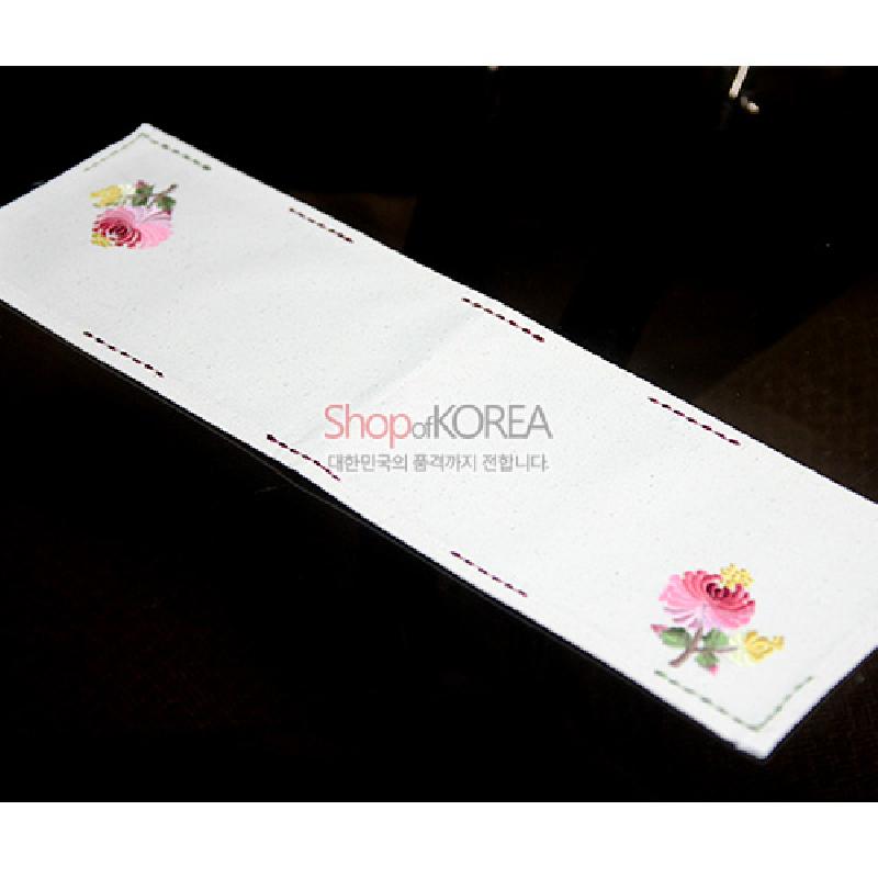 광목 소재의 긴 테이블 러너형 식탁보, 가장자리에 자수 느낌의 국화꽃 문양과 붉은 스티치 선이 포인트인 디자인.