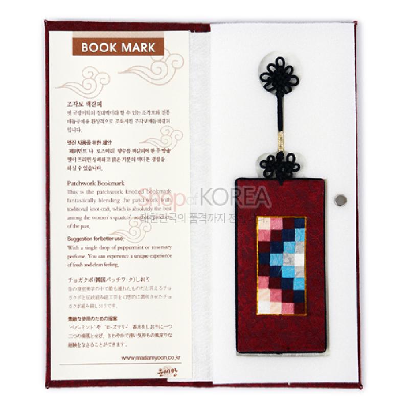 붉은 비단 바탕에 자색·청색·분홍색 조각보 패치워크와 흑색 전통 매듭 장식이 특징인 책갈피. 붉은 비단 바탕에 자색·청색·분홍색 조각보 패치워크와 흑색 전통 매듭 장식이 특징인 책갈피.