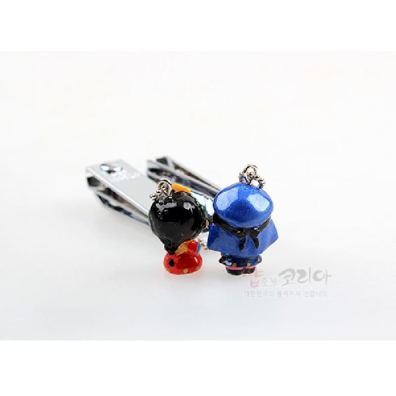 금속 손톱깎이에 색동 한복 차림 인형 모양 에나멜 장식을 더한 2p 세트. 금속 손톱깎이에 색동 한복 차림 인형 모양 에나멜 장식을 더한 2p 세트.