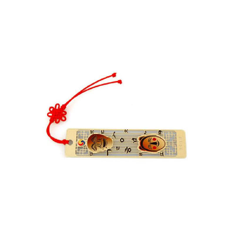 금속 재질 바탕에 하회탈 문양과 전통 창살무늬를 금장으로 표현한 책갈피, 붉은색 전통 매듭 장식이 더해진 디자인.