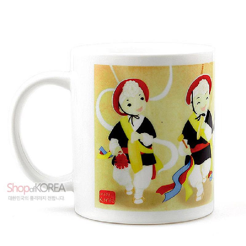 사물놀이 복장을 한 인물 일러스트와 붉은·노랑·파랑 색조의 장단 리본 문양이 인쇄된 도자기 머그컵.