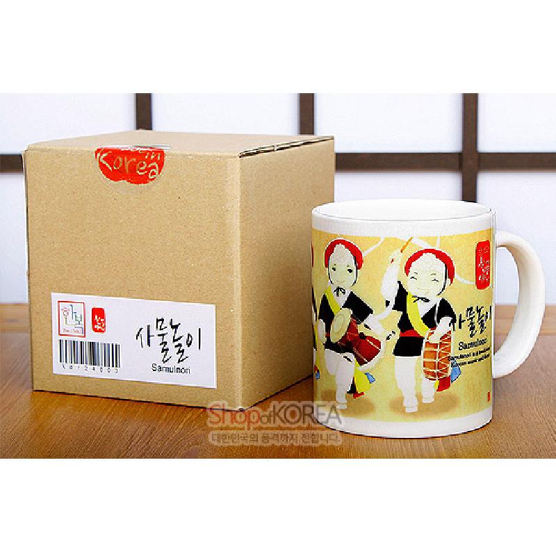 사물놀이 연주 인물 일러스트가 밝은 노랑 바탕에 인쇄된 도자기 머그컵.