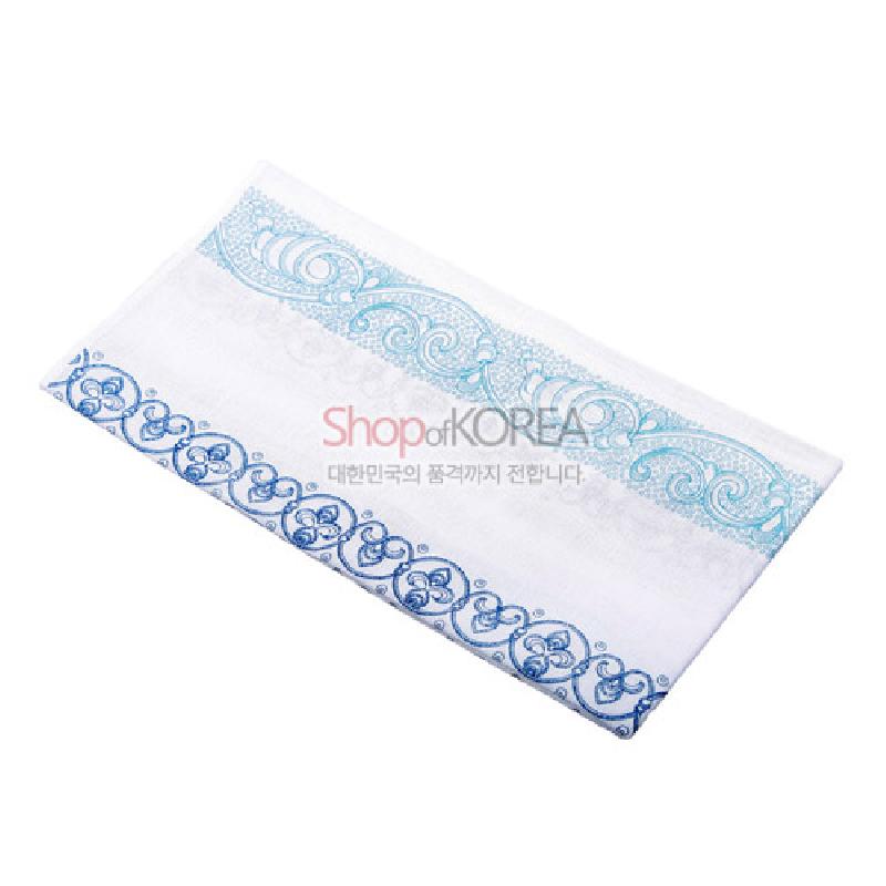 흰 한지 재질에 청록색과 남색의 전통 문양 테두리 인쇄가 특징인 손수건.