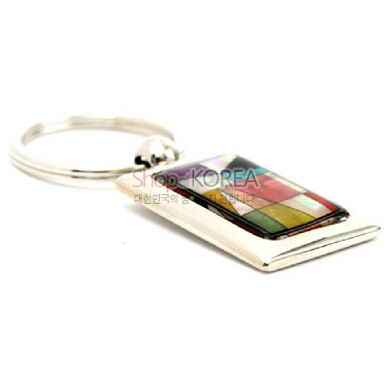 자개 상감 기법으로 사각 조각보 문양을 넣은 금속 테두리 열쇠고리.