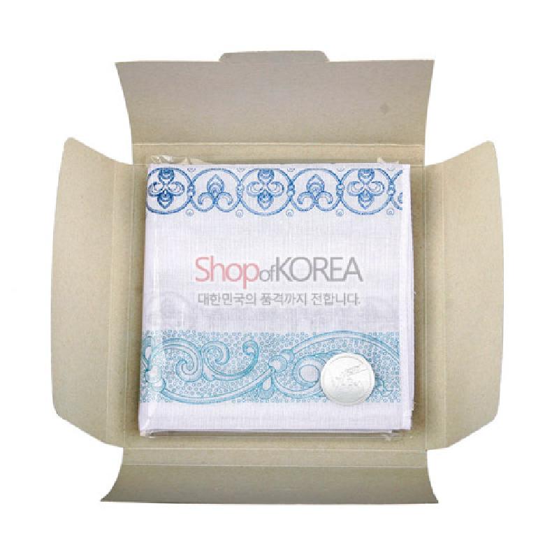 흰 바탕에 청색 전통 문양이 인쇄된 한지 재질 손수건.