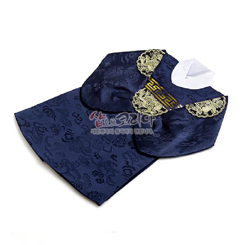 남색 비단에 전통 문양을 직조하고 금색 자수 용 문양과 길상무늬 장식을 더한 한복 형태 와인 병 커버.