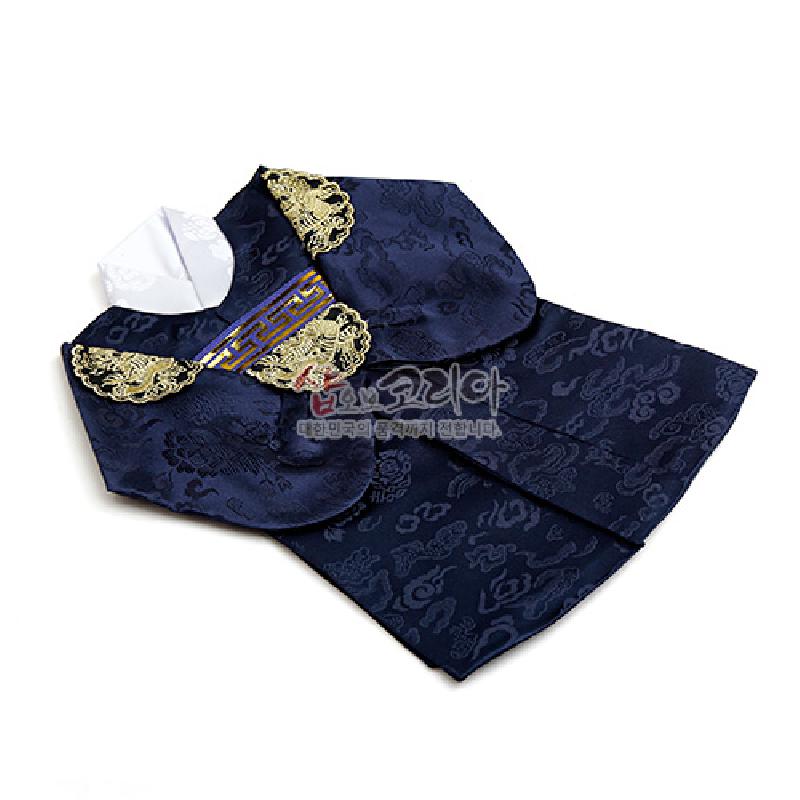 남색 비단에 구름·용 문양을 넣은 직물, 황금색 자수 용 장식과 전통 문양 장식이 가미된 한복 형태의 와인 커버.