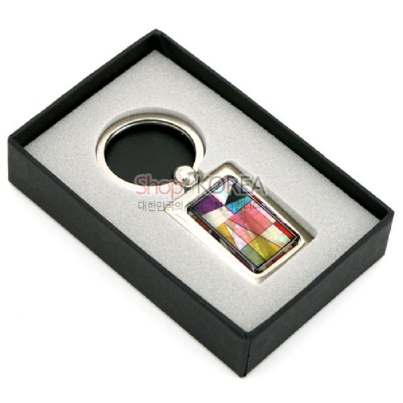 은색 금속 테두리에 다채로운 색상의 조각보 문양 자개 상감이 들어간 사각 열쇠고리.