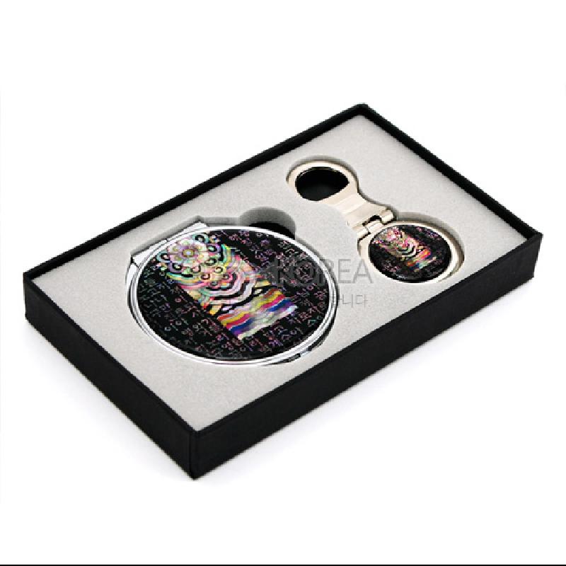 흑색 바탕에 오색 단청 문양과 한글 시조 자개 상감이 돋보이는 금속 손거울 세트.