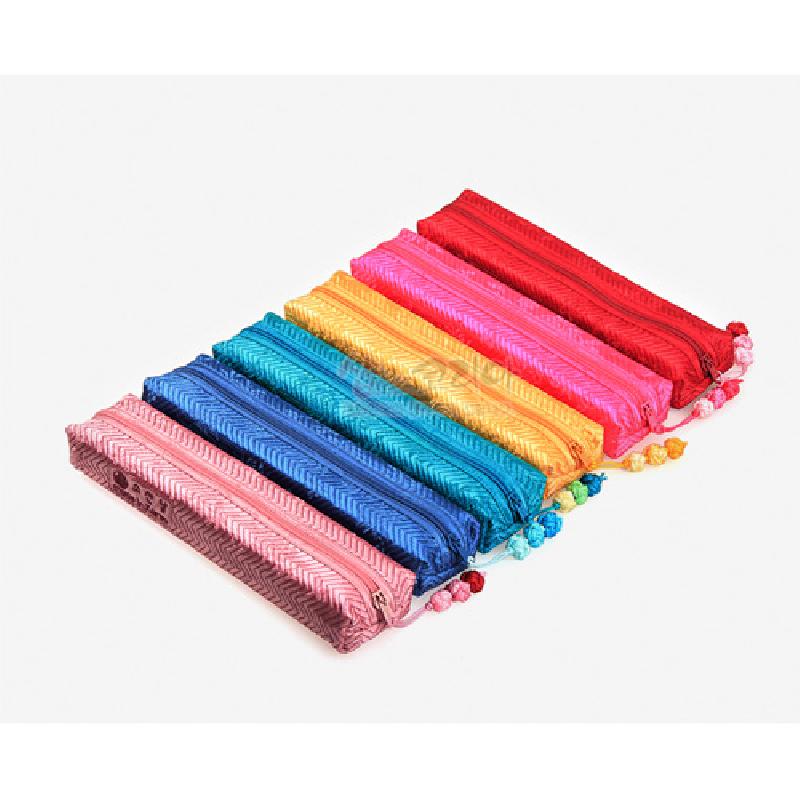 누빔 기법으로 제작된 비단 재질의 필통, 청색을 포함한 다양한 색상과 짜임무늬, 끈 매듭 장식이 특징인 제품.