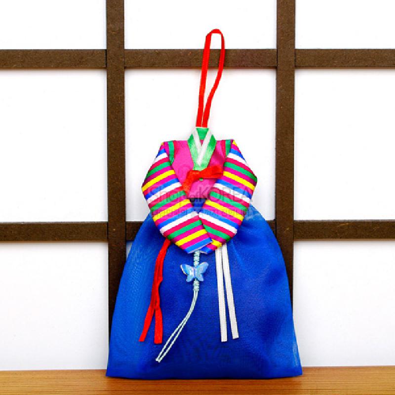 색동저고리와 청색 치마 형태의 비단 향주머니, 나비 매듭 장식과 다채로운 색동 문양이 특징인 벽걸이형 장식.