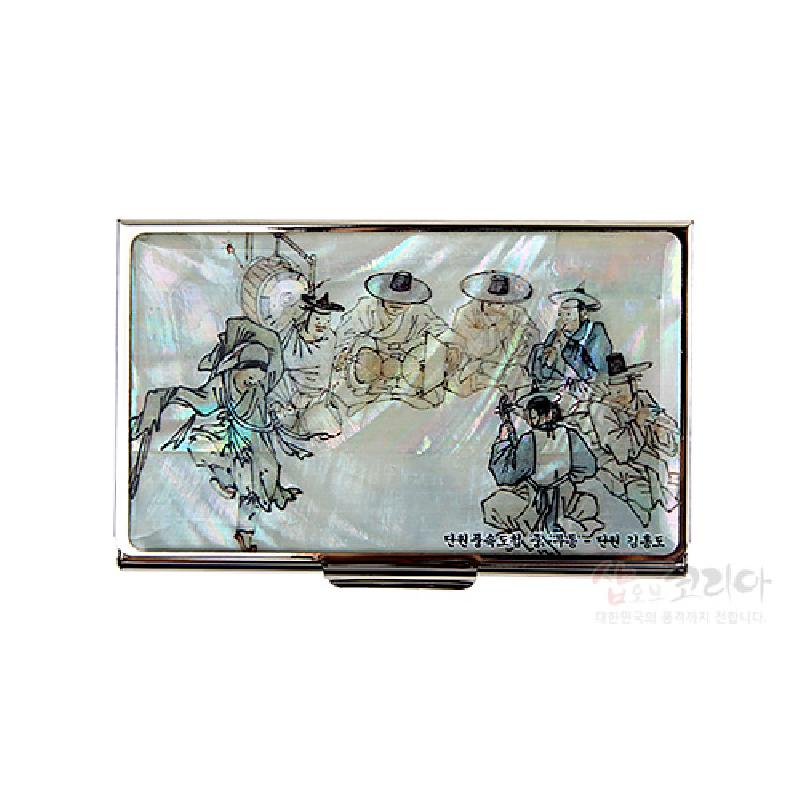 자개 바탕에 전통 연희 장면을 세밀한 채색으로 담은 금속 테두리 명함케이스.
