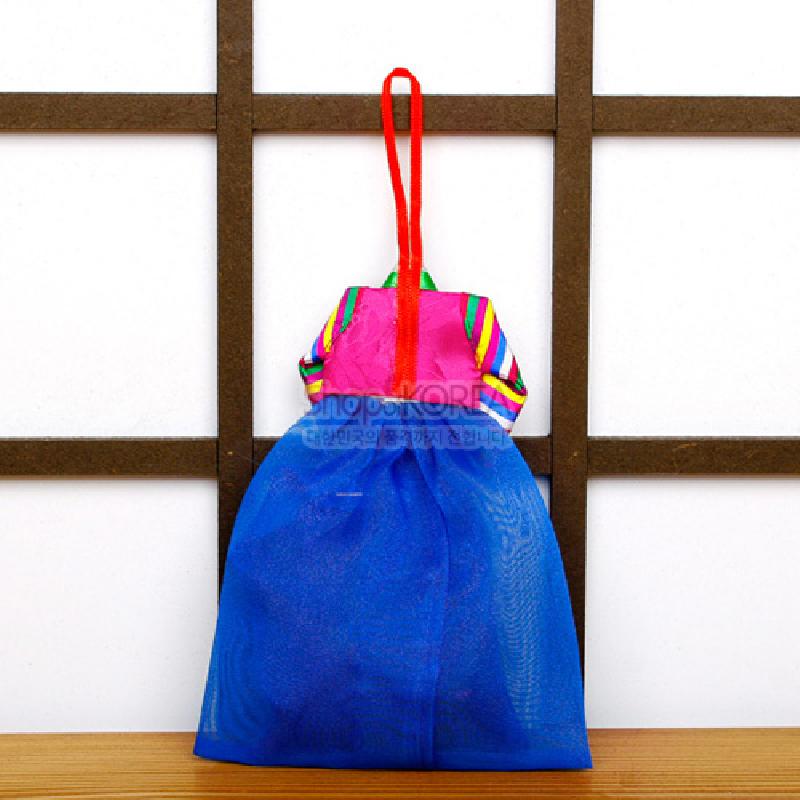 색동 줄무늬 저고리와 청색 치마 형태의 비단 소재 전통 향주머니, 상단 끈 고리 장식.