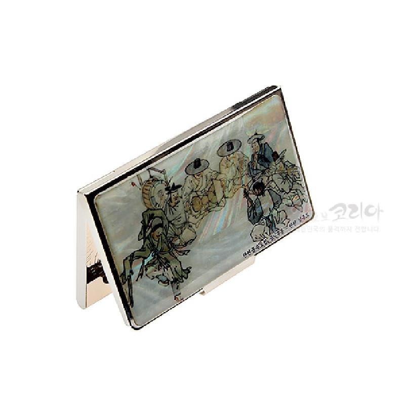 자개 표면 위에 전통 풍속화 인물을 세밀하게 그린 금속 명함케이스, 은은한 진주광과 담채 색감이 어우러진 디자인.