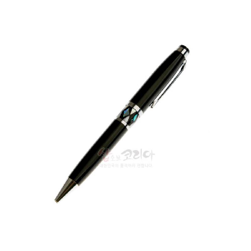 검은 광택 바디에 금속 장식을 두르고 자개 상감 기하학 문양이 들어간 볼펜.