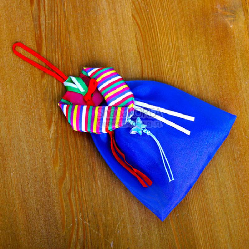 청색 비단 재질 바탕에 색동저고리 무늬와 다색 스트라이프 배색, 전통 매듭 장식이 어우러진 벽걸이 향주머니.