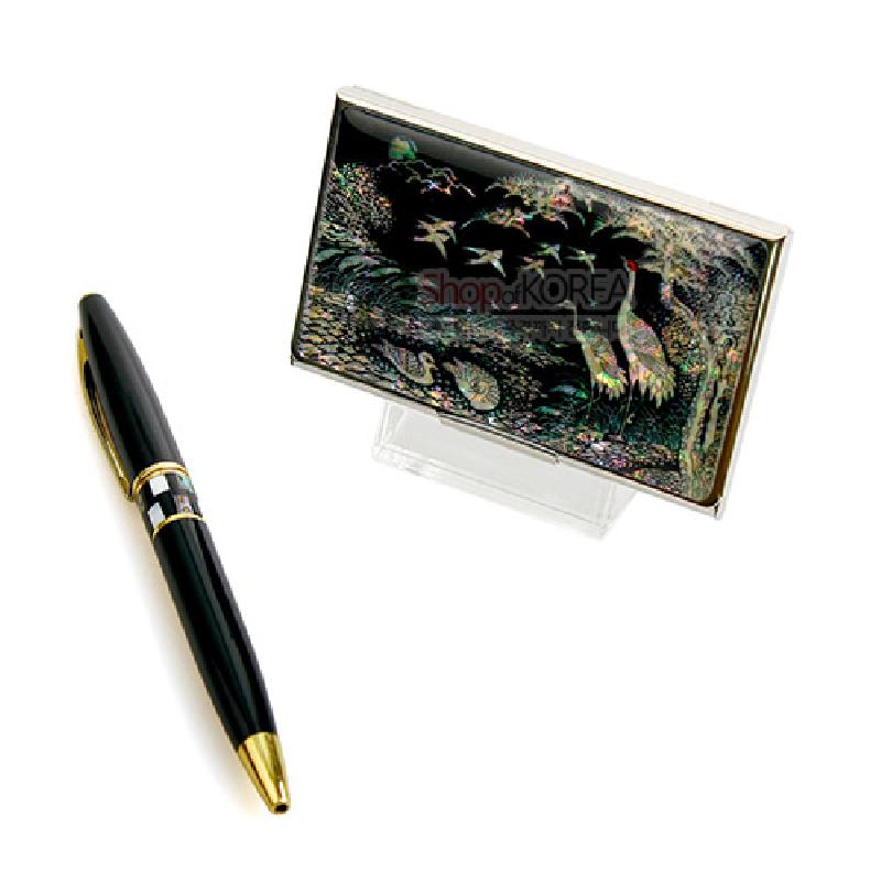 자개 상감으로 송학과 자연 풍경을 표현한 금속 명함케이스와 검정·금색 포인트의 볼펜 세트.