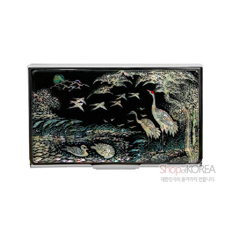 자개 상감 기법으로 학과 소나무, 물오리 풍경을 표현한 흑색 바탕의 금속 명함케이스.