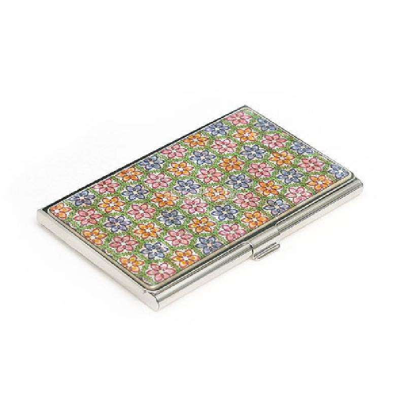금속 테두리에 자개를 상감하여 연두색 바탕 위 다채로운 꽃무늬가 반복된 직사각형 명함집.