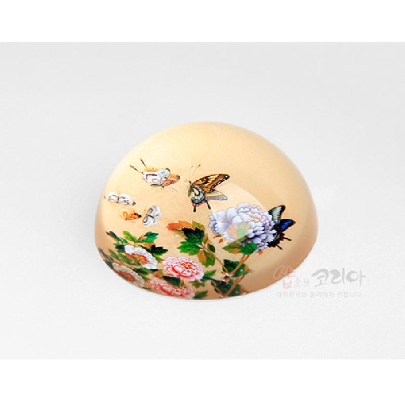나비와 꽃이 어우러진 화접도 민화 문양을 섬세한 채색으로 담은 반구형 문진.