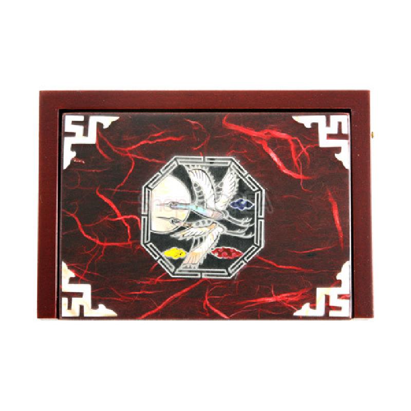 붉은 한지 바탕 위 자개 상감으로 학과 오방색 물고기 문양을 넣고 모서리에 전통 기하학 무늬를 장식한 팔각 테두리 명함함.