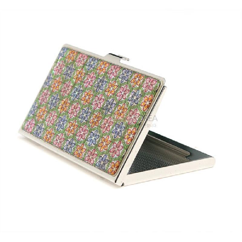 금속 재질 위에 다채로운 분홍·보라·노랑 꽃무늬가 반복된 패턴으로 장식된 명함집.