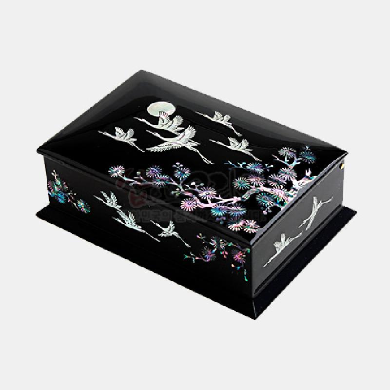 흑색 옻칠 바탕에 자개 상감 기법으로 학과 국화, 달 문양을 섬세하게 장식한 직사각형 나전칠기 명함함.