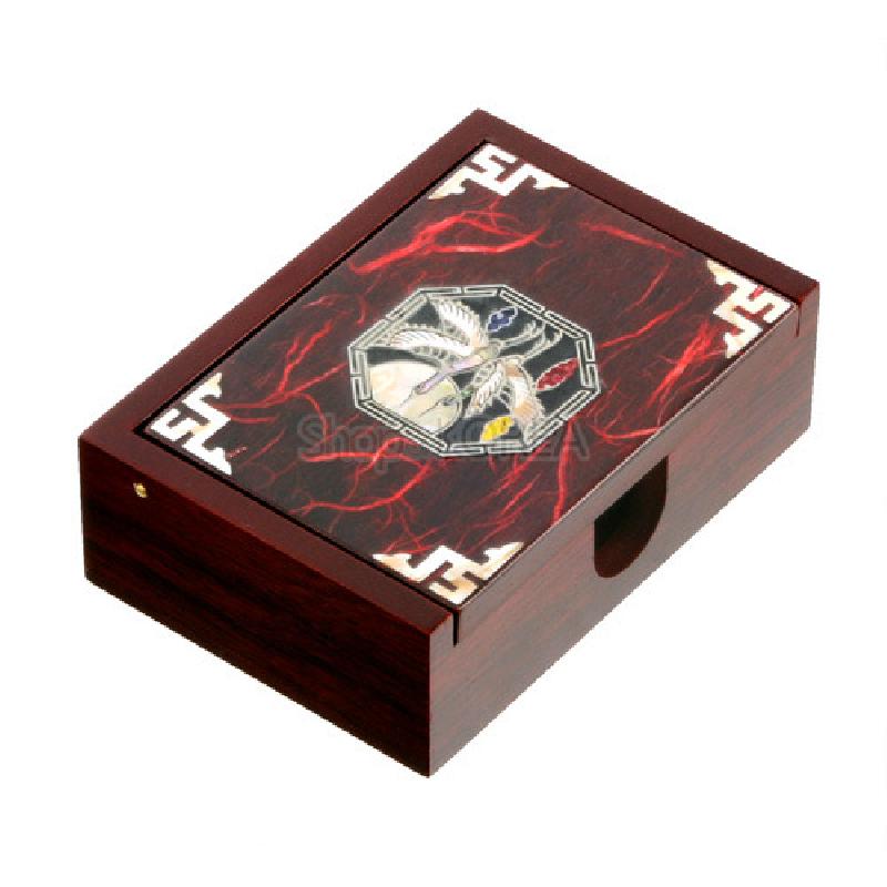 적색 톤 나뭇결 바탕 위에 자개 상감 학과 대나무 팔각 문양, 모서리 전통 기하학 문양이 장식된 한지 자동 명함함.