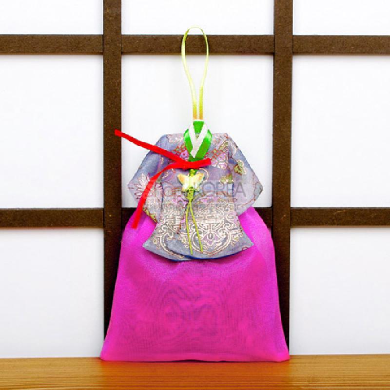 분홍색 비단 주머니에 은은한 문양을 입힌 당의 모양 상단 장식과 색실 매듭이 더해진 전통 벽걸이 향주머니.